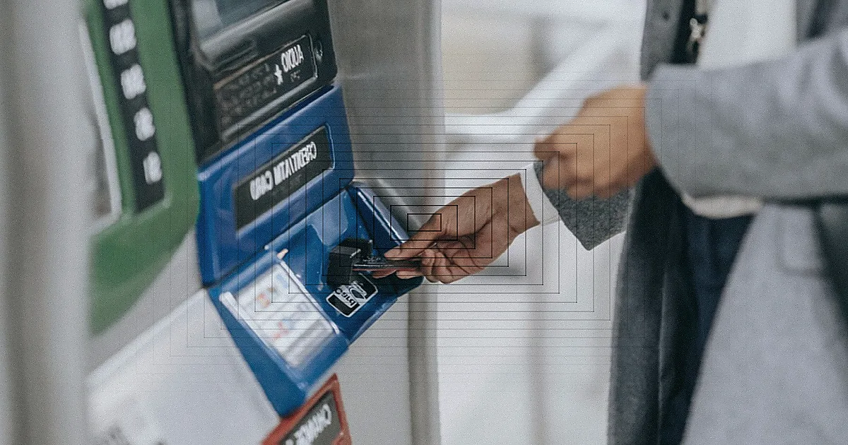 A close-up of a calculator and US dollar banknotes, symbolizing financial calculation and budgeting. — Foto: www.kaboompics.com / Pexels