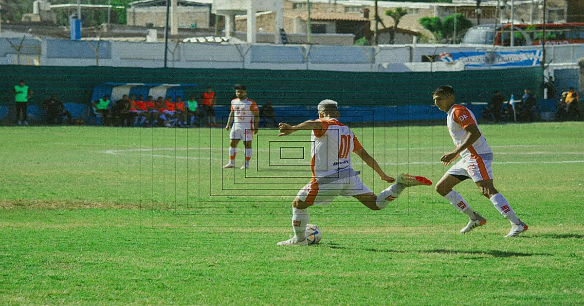 Soccer players in action during a competitive match on a sunny day outdoors. — Foto: Omar Ramadan / Pexels