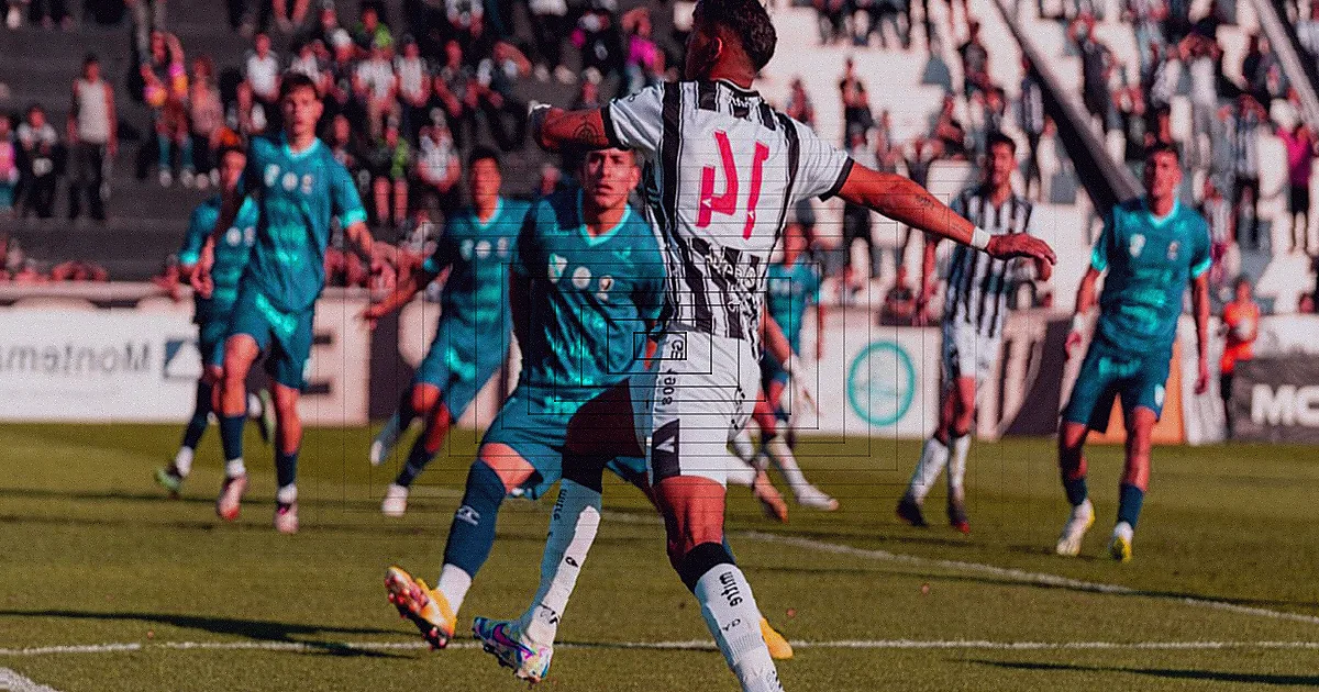 Two soccer players in action with a dramatic tackle on a grassy field during a match. — Foto: Omar Tube / Pexels