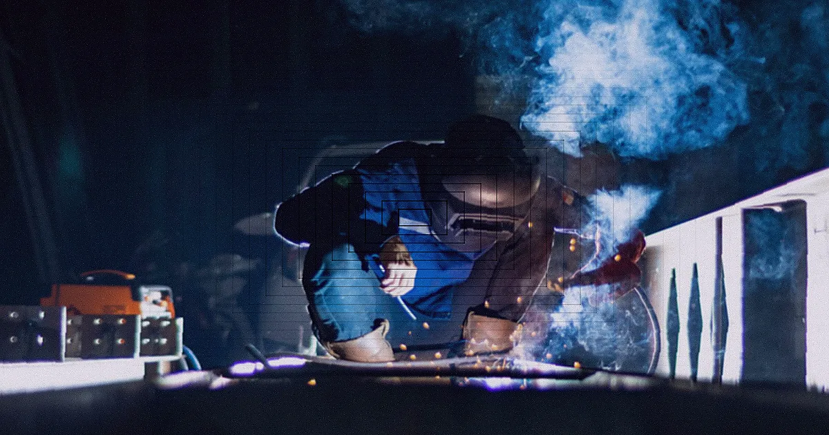 Firefighters actively battling a street fire with hoses and gear. — Foto: Ibnu Maulana / Pexels