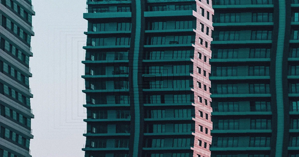 A real estate agent discusses property details with potential buyers during a house viewing. — Foto: Pavel Danilyuk / Pexels