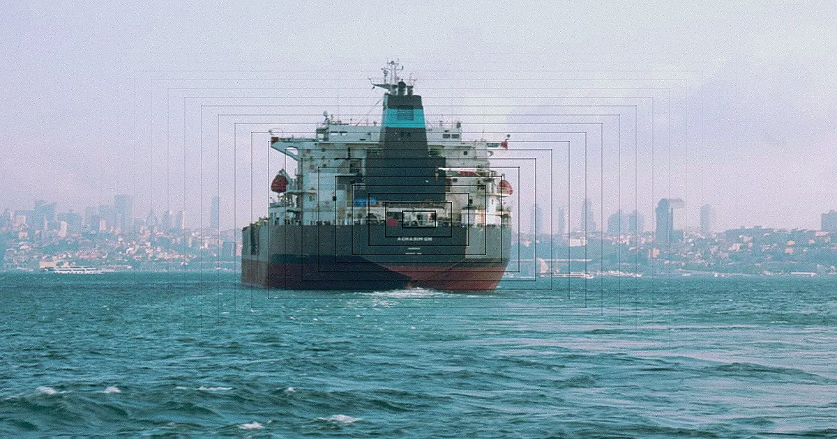 Aerial shot of a cargo ship on the ocean, showcasing shipping and marine transport. — Foto: Lio Voo / Pexels