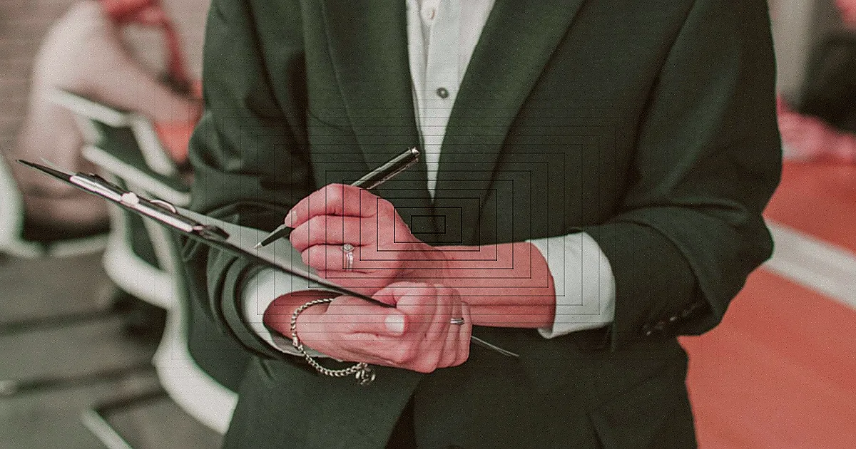 Close-up of scrabble tiles spelling 'lawyer' on a dark wooden surface. — Foto: Pavel Danilyuk / Pexels
